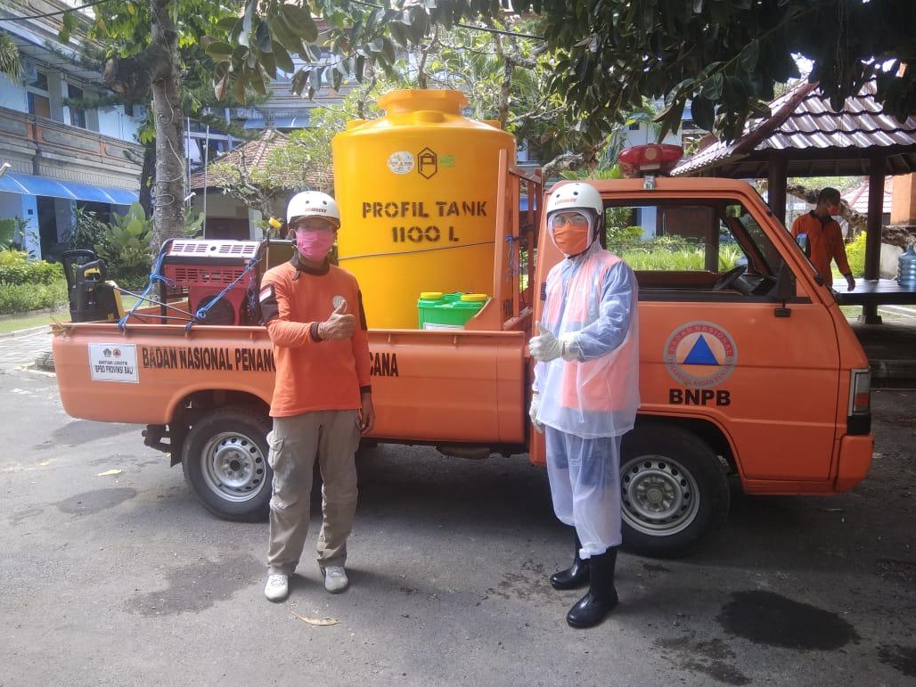 PENYEMPROTAN DISINFECTAN DI KEDONGANAN DAN PDP BPBD DENPASAR - (Ada 2 foto)